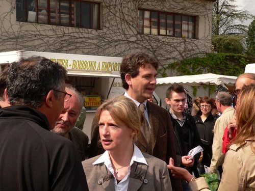 Francine Benoist et Arnaud Montebourg sur le marché de Bletterans